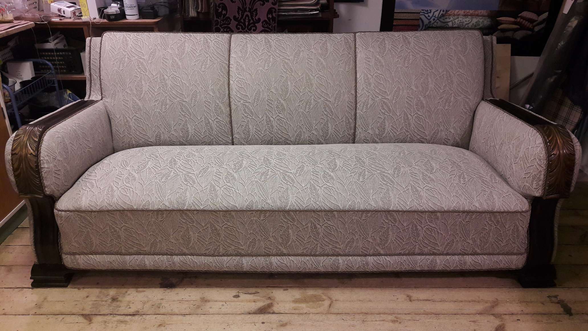 Uudelleenverhoiltu sohva kiinteällä päällysteellä