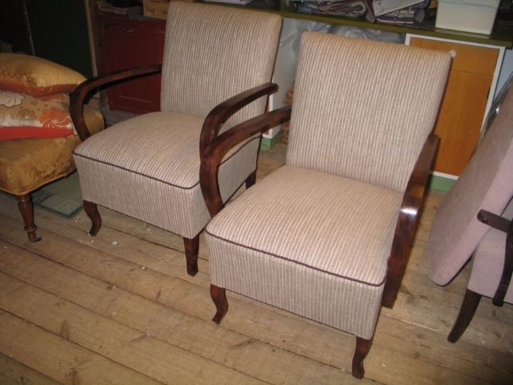 Pari verhoiltuja tuoleja