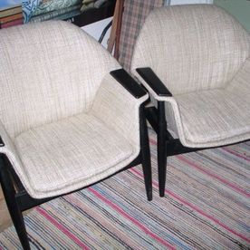 Vaaleat verhoillut tuolit