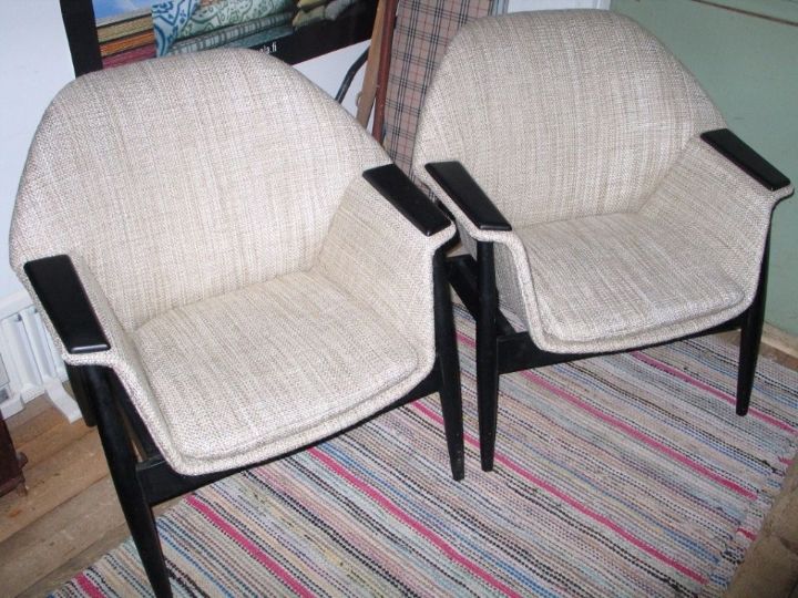 Vaaleat verhoillut tuolit