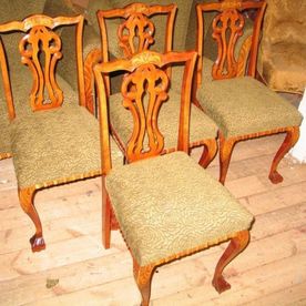 Neljä tuolia vaalealla verhoilulla