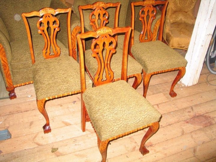 Neljä tuolia vaalealla verhoilulla